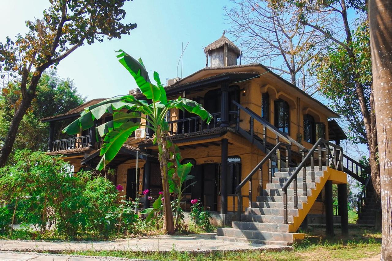 Sapana Village Lodge Sauraha Extérieur photo