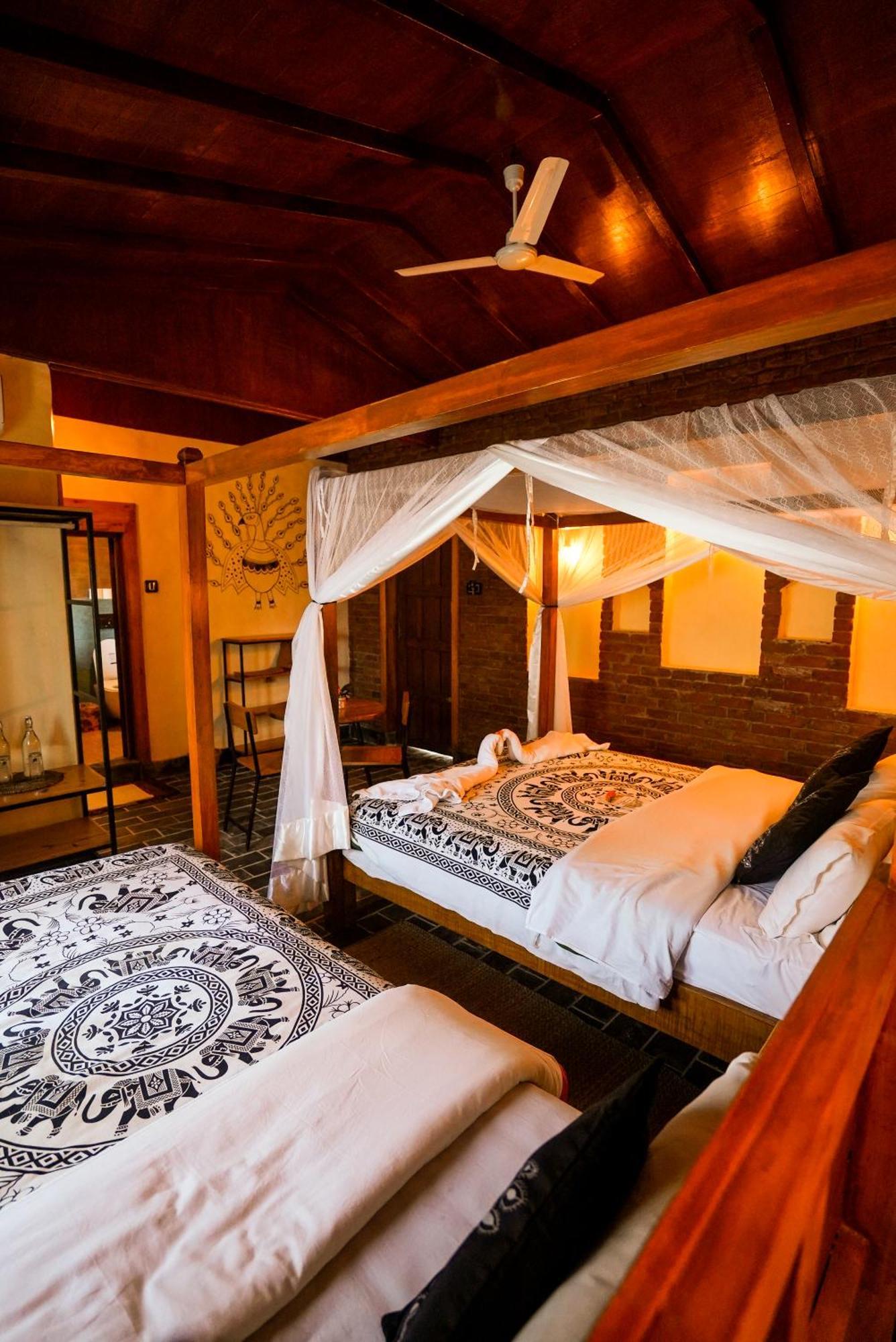 Sapana Village Lodge Sauraha Extérieur photo