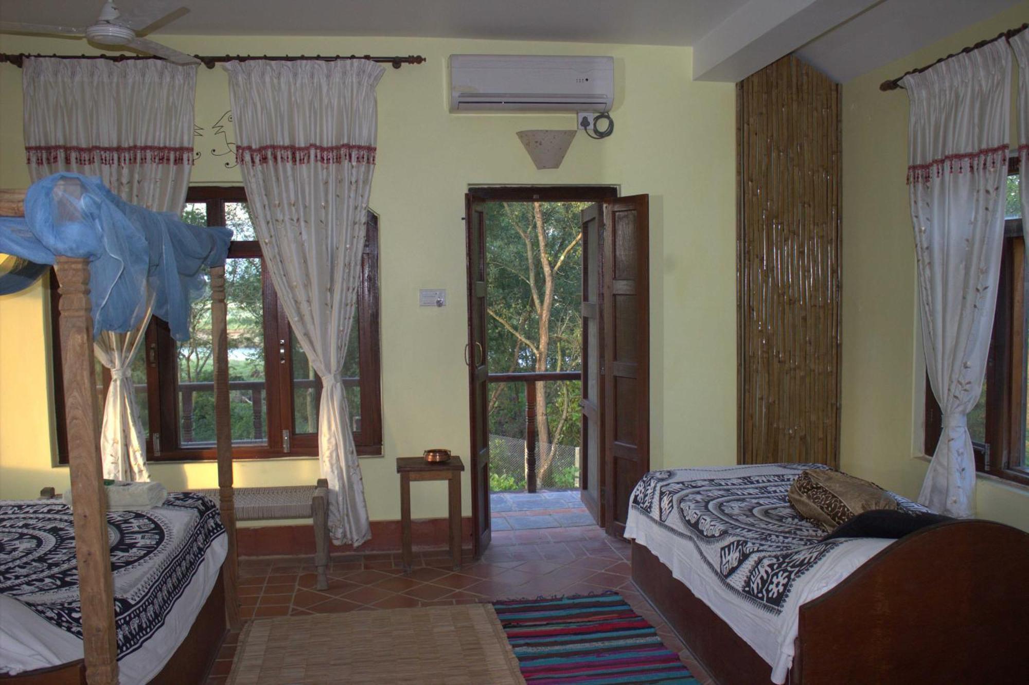 Sapana Village Lodge Sauraha Chambre photo